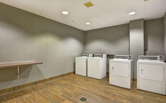 Hampton Inn & Suites Newark-Harrison-Riverwalk