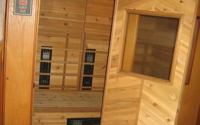 Parkway Motel & European Lodges