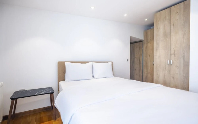 Chic Flat Near Public Transportation in Goztepe