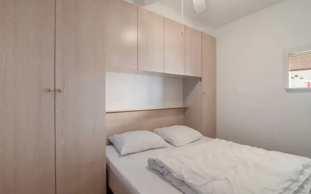 One-bedroom Flat With sea Views and Parking