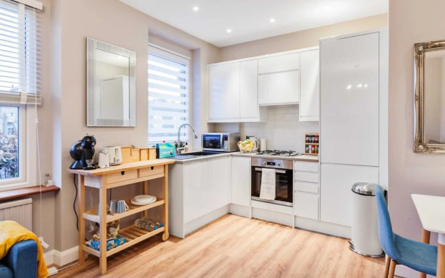 Modern 2 bed Flat, West Kensington, Sleeps 4