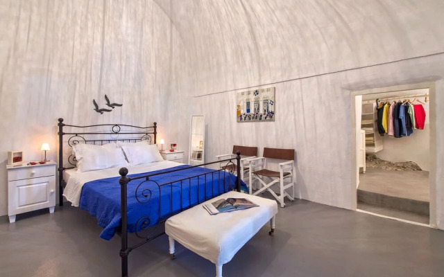 Pyrgos 3-bed Villa, Sleeps 8, With Pool and Aircon