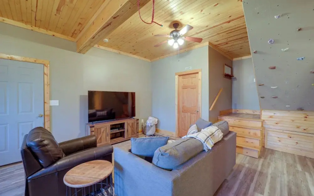 Blowing Rock Escape w/ Covered Deck & Fire Pit