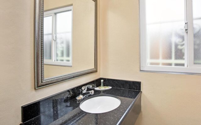Super 8 By Wyndham Berkeley