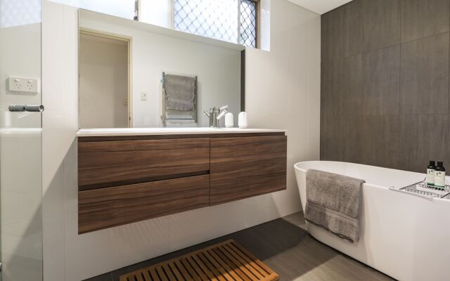 Coogee Beach With AC Close To Beach And City