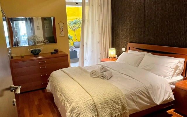 Valletta Collection - Merchant Str Apartment with large yard