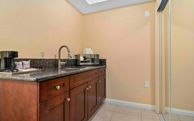 Lemon Tree Hotel & Suites Anaheim