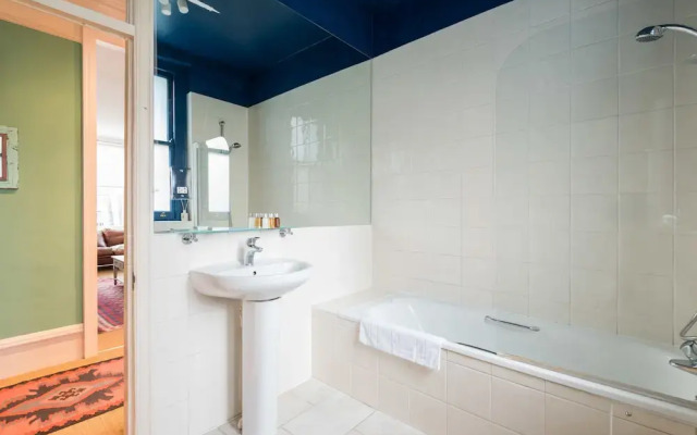 Remarkable Richmond Home By The Tube Station