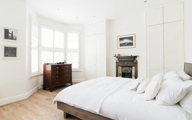 Spacious And Stylish 3BR Apartment Near Paddington.