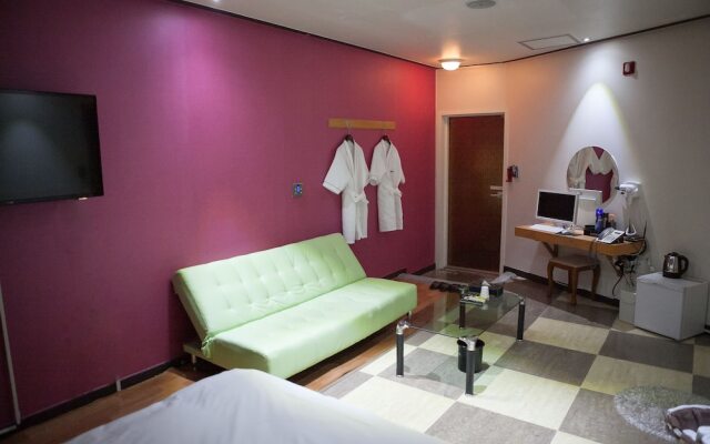Maum Hotel and Backpackers