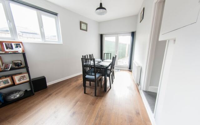 Bright & Spacious Garden Flat for 4 in London
