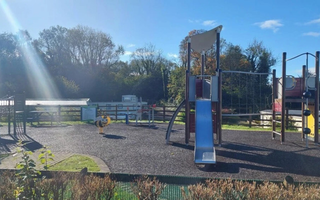 Llanarmon-yn-ial 3-bed Caravan, Sleeps 6