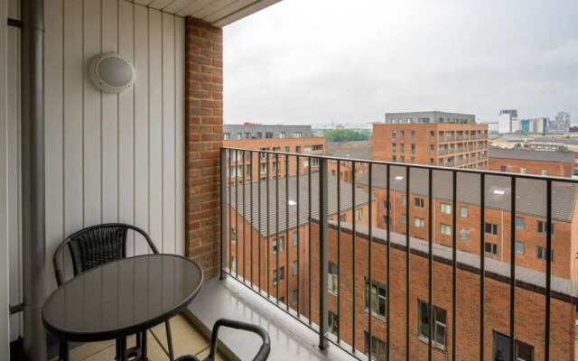 Modern 2bed apt Sleeps 6 W/balcony in Canning Town