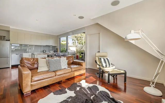 Stunning 2-bed Unit With BBQ Patio Near Dining