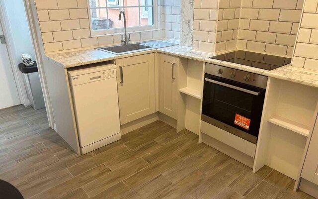 Essex 2-bed House nr Stanstead With Arcade Machine