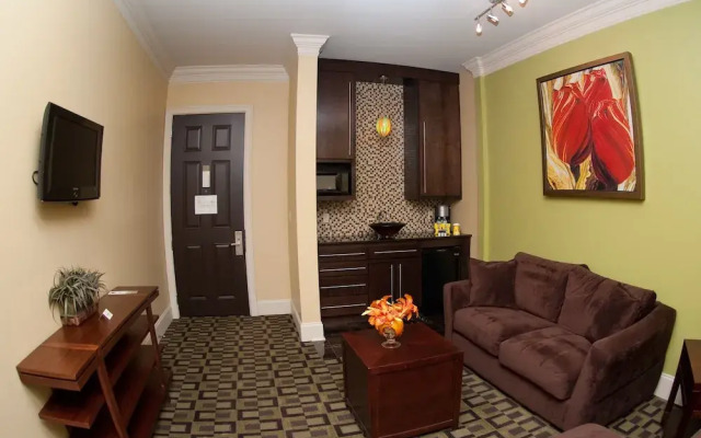 Carriage House Hotel