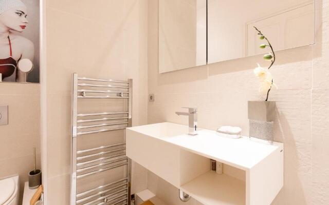 Palais Area: Modern 4 Bedrooms/ 4 Baths