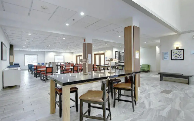 Holiday Inn Express Hotel & Suites Airport - Calgary