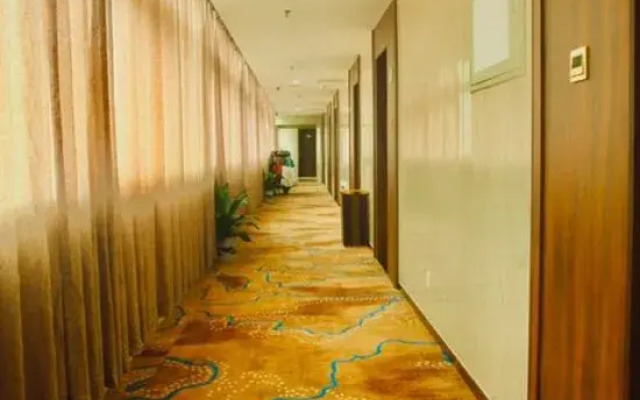 Mingyue Business Hotel(Huaqiang North subway station store)