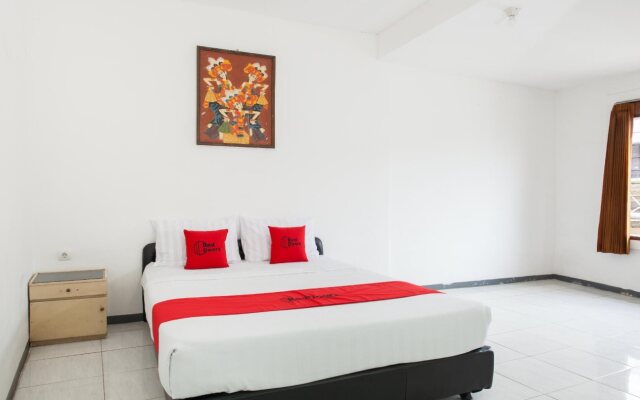 RedDoorz Plus near Songgoriti Temple