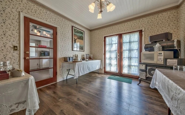 Silver Maple Inn
