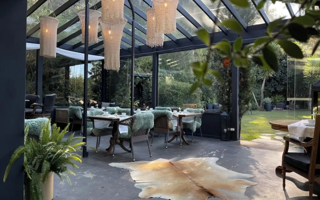 Alma Hotel