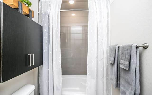 Rooftop Pool-Walk 2 shops-Dining-C4404