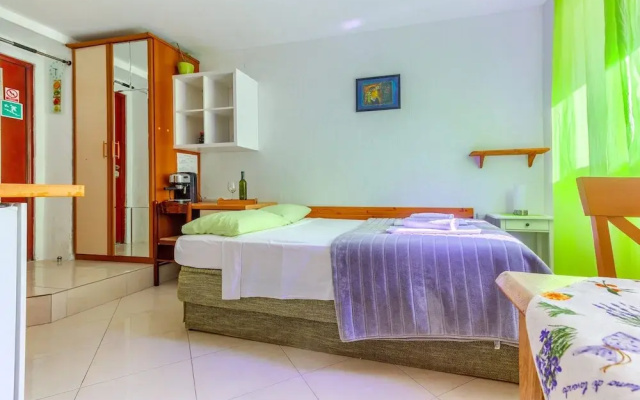 Studio With Shared Garden, 3 min Walk to the Beach