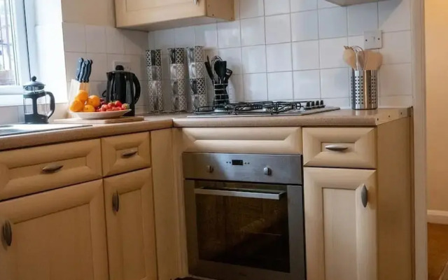 5 Bedroom Guesthouse in Quiet Cul-de-sac location.
