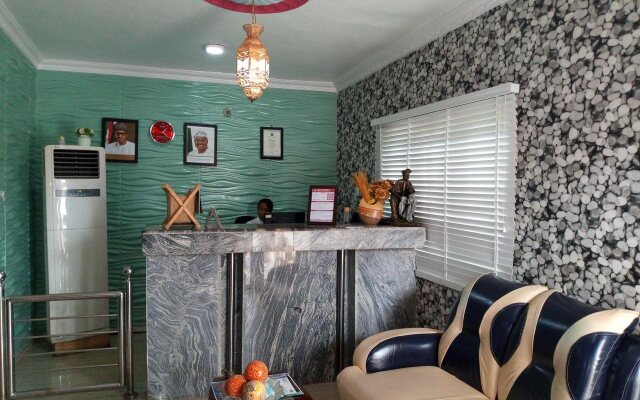 Multifield Hotel & Suites