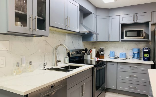 Lovely 1-Bedroom Condo with AC & Kitchen