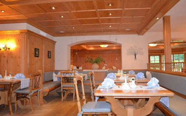 Almhotel Told