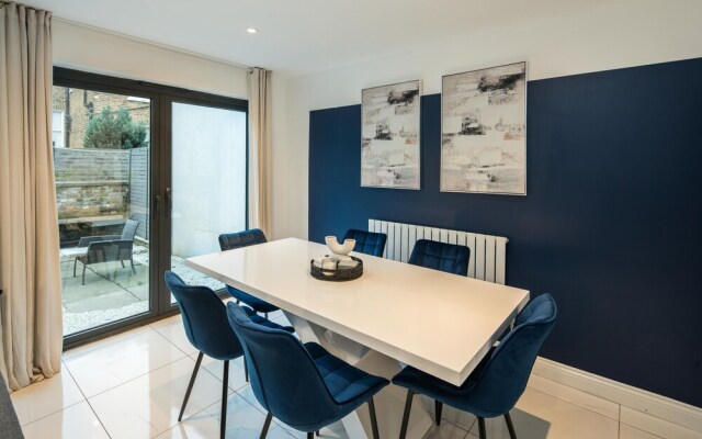 Charming 2-bed House in Central