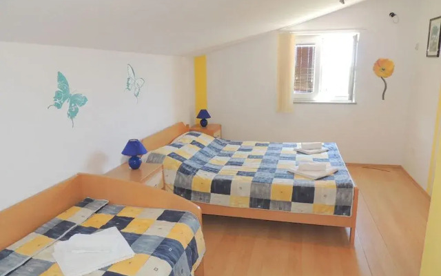 Apartment and rooms Brzac