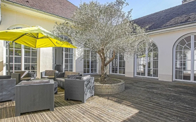 Bright Holiday Home With Garden