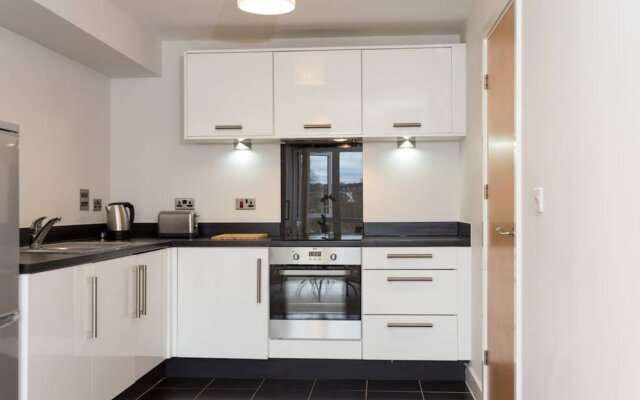 3 Bedroom Apartment Sleeps 6 in Clapham South