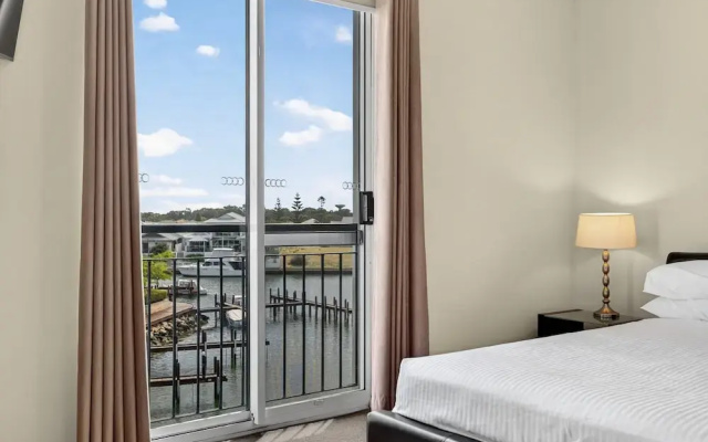 Serene 2-bed Apartment by the Canal