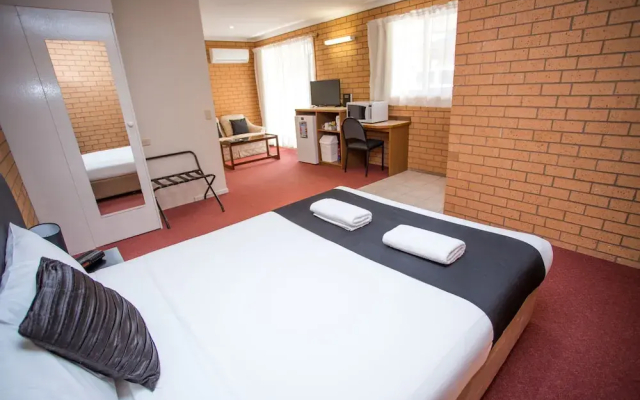 Blue Whale Motor Inn & Apartments
