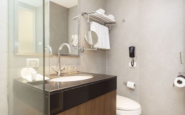 Silver Living Phrom Phong by Favstay