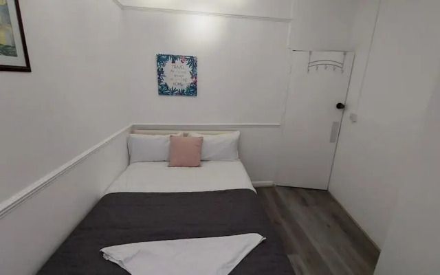 Private Rooms for 7 People With Bathroom