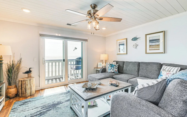On-the-beach Escape: Oceanfront in Surfside!