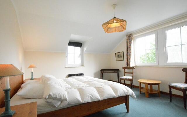 Spacious Villa Near Lesse