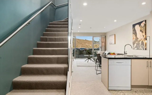 2-Bedroom Remarkables Apartment