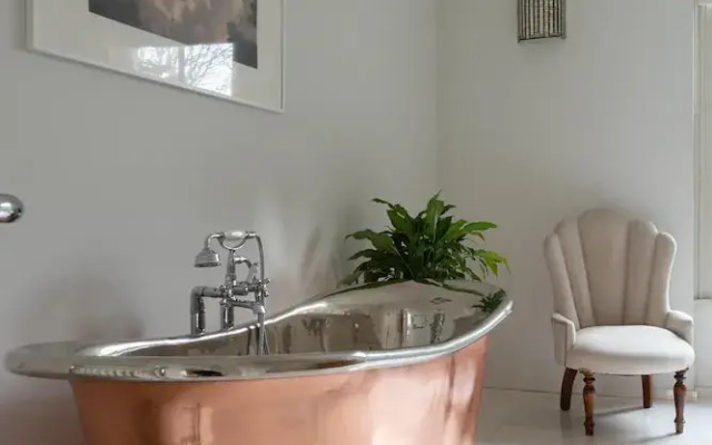 Macfarlane Road II by Onefinestay