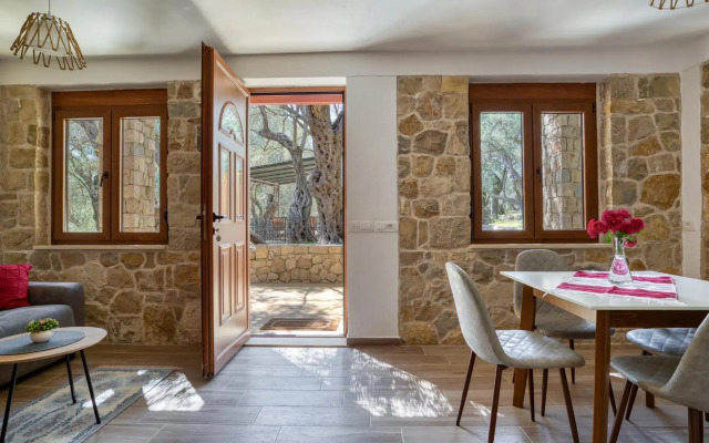 Stonehouse in Olives