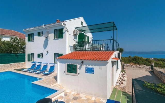 Stunning Home in Rogac With Wifi and 4 Bedrooms