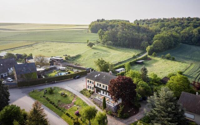 Landhaus vor Burg Eltz