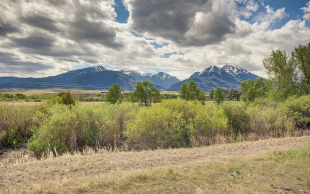 Montana Vacation Rental: 32 Mi to Yellowstone!