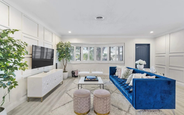 Coastal Retreat Stylish 4 BDR w/ Private Pool!