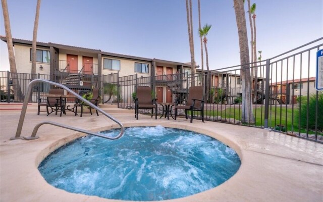 213 Fully Furnished 1BR Suite-Outdoor Pool! by RedAwning